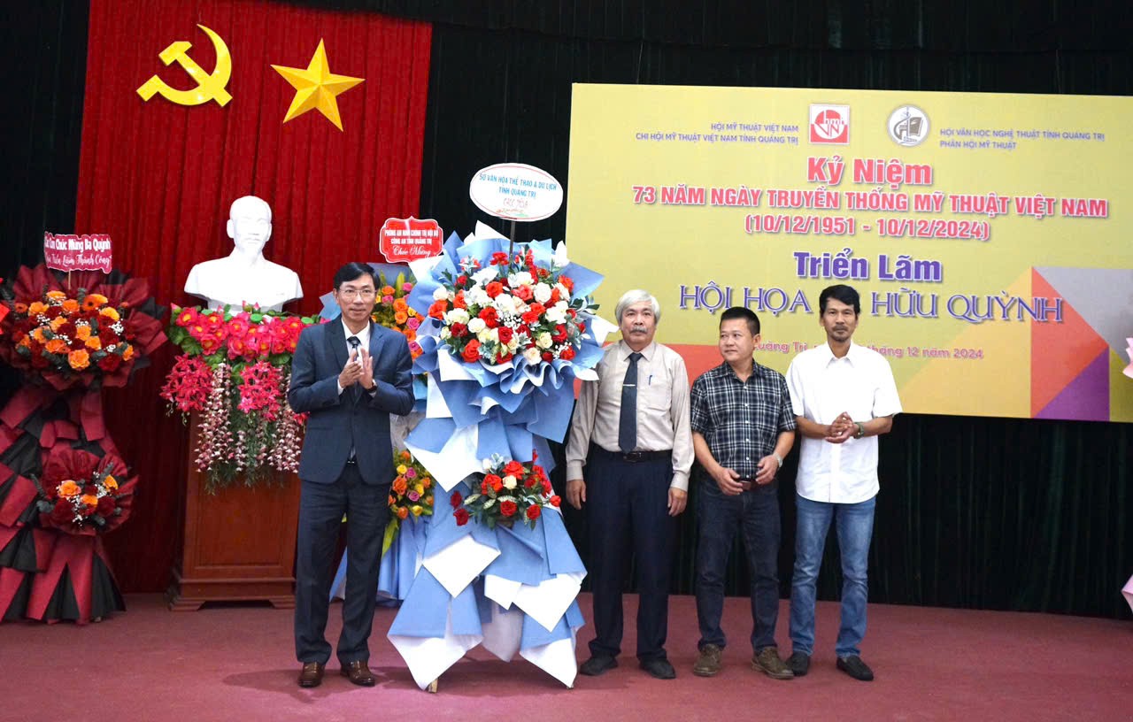 L&atilde;nh đạo Sở Văn h&oacute;a, Thể thao v&agrave; Du lịch tỉnh ch&uacute;c mừng Chi hội Mỹ thuật nh&acirc;n ng&agrave;y truyền thống Mỹ thuật Việt Nam